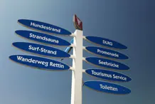 Wegweiser am Strand