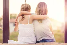 Kinder beim Sonnenuntergang