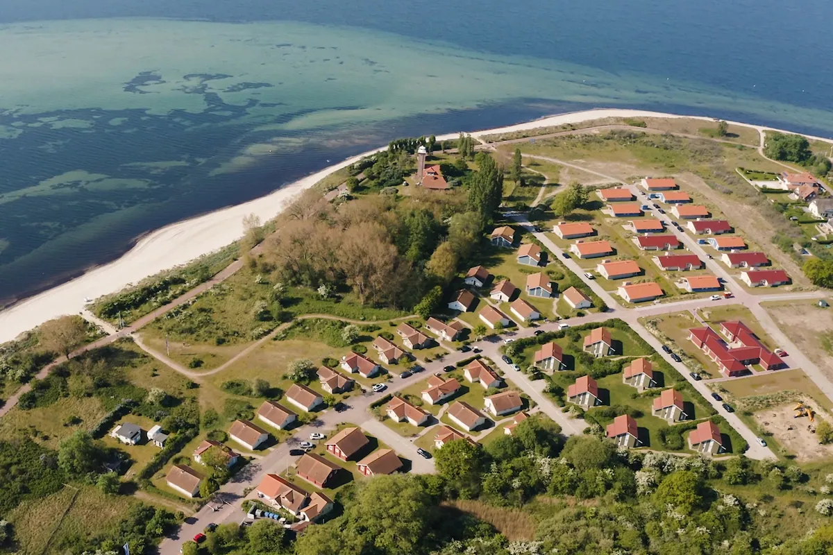 Luftaufnahme des Ostseeferiendorfs am Strand