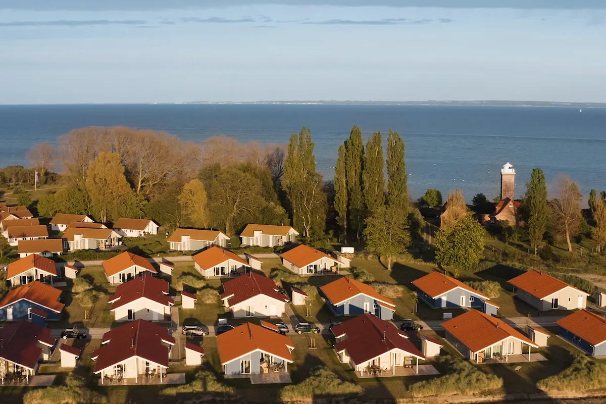 Die Strandhäuser am Leuchtturm mit Blick auf die Ostsee