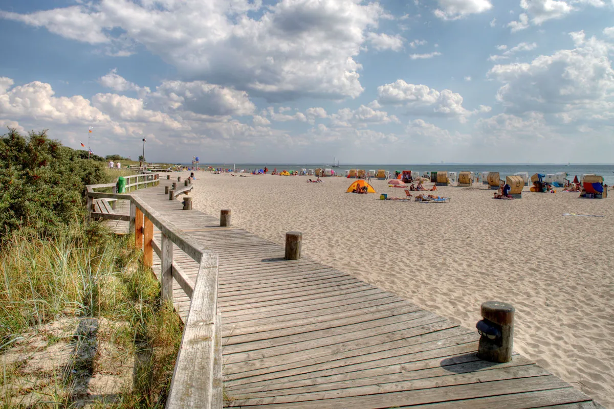 Holzsteg und Sandstrand in Pelzerhaken