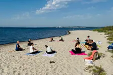 Lu Jong Yoga am Strand